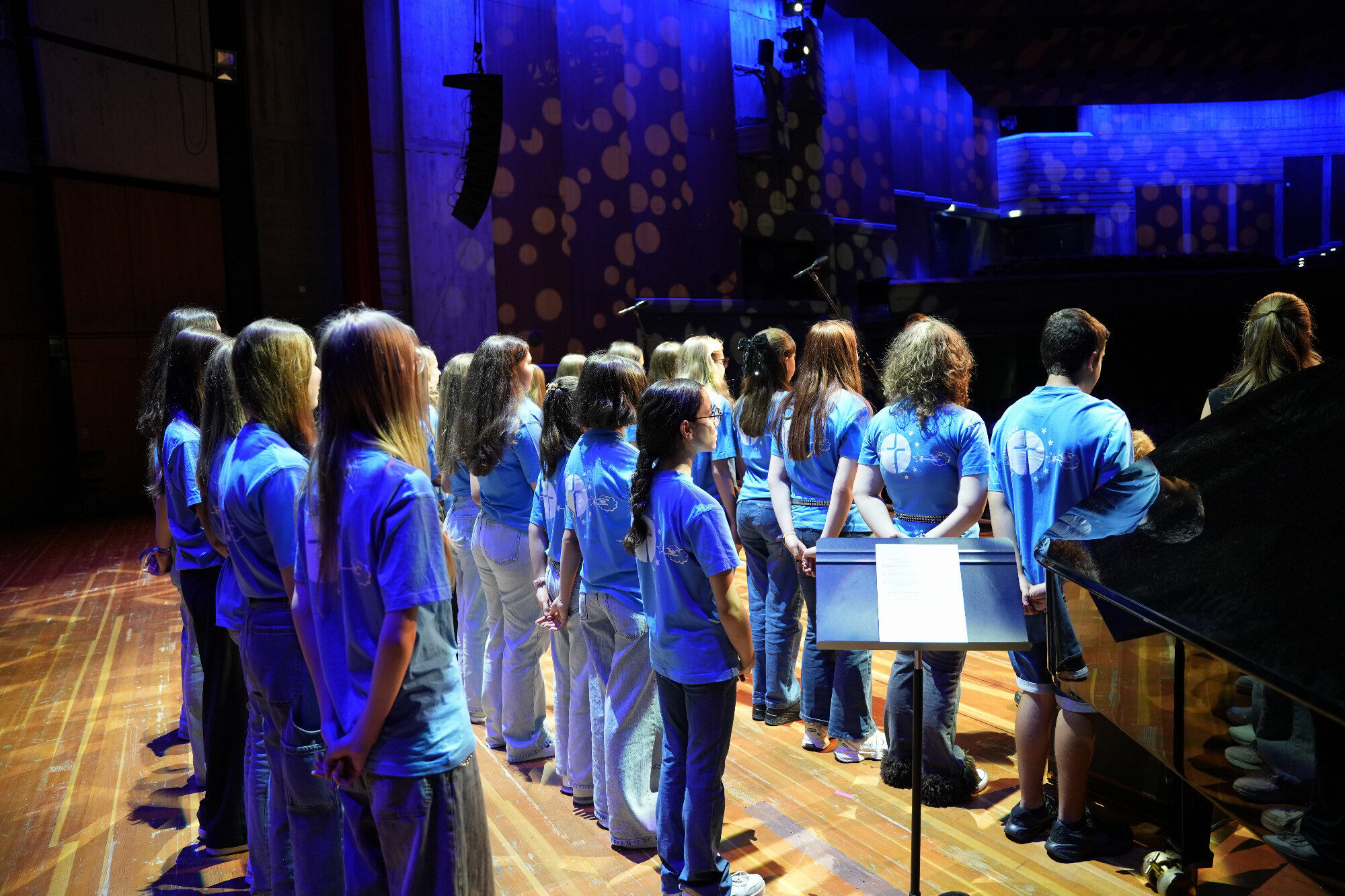 Schülerchor in hellblauen T-Shirts auf der Konzertbühne, Best of Schulwerk 2026