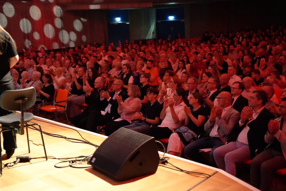 Applaus im vollen Saal vom Bühnenrand, Best of Schulwerk Konzertabend