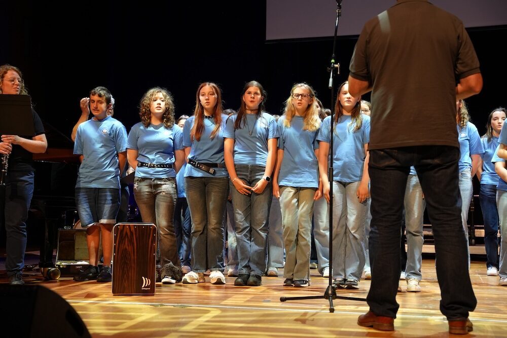 La-Salle-Chor in blauen Shirts mit Dirigent, Best of Schulwerk 2026