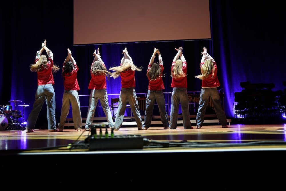 Hip-Hop-Gruppe von hinten mit erhobenen Armen, Best of Schulwerk 2026