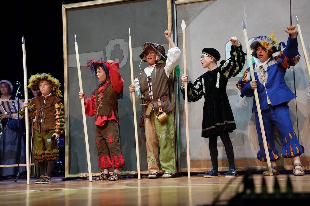 Kinder im Landsknecht-Kostüm mit Spießen, Mini-Musical Frundsberg, Best of Schulwerk