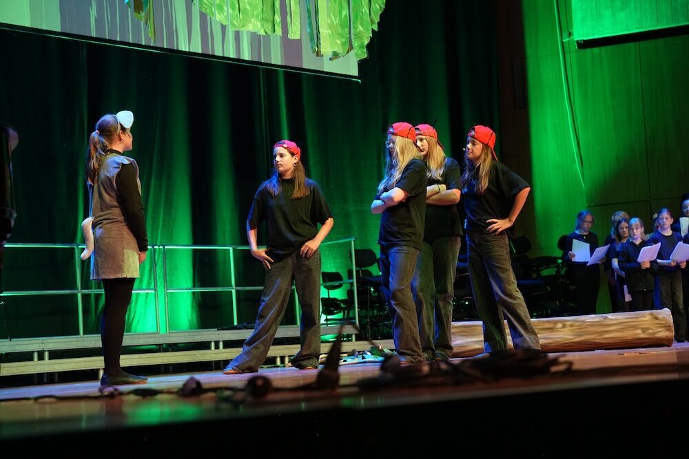 Szene mit Wolfsohren und roten Caps im Urwald-Musical, Best of Schulwerk