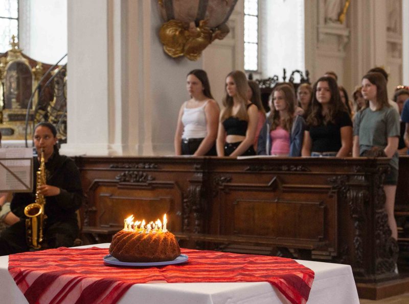 Schulgottesdienst mit brennenden Kerzen auf einem Brot und Saxophonbegleitung, Maria-Ward-Realschule Neuburg