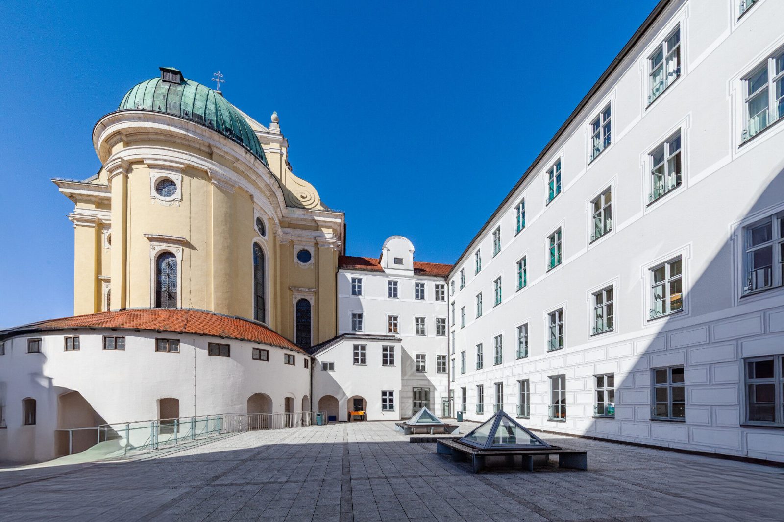 Innenhof der Maria-Ward-Realschule Neuburg neben der barocken Kirche mit grüner Kuppel