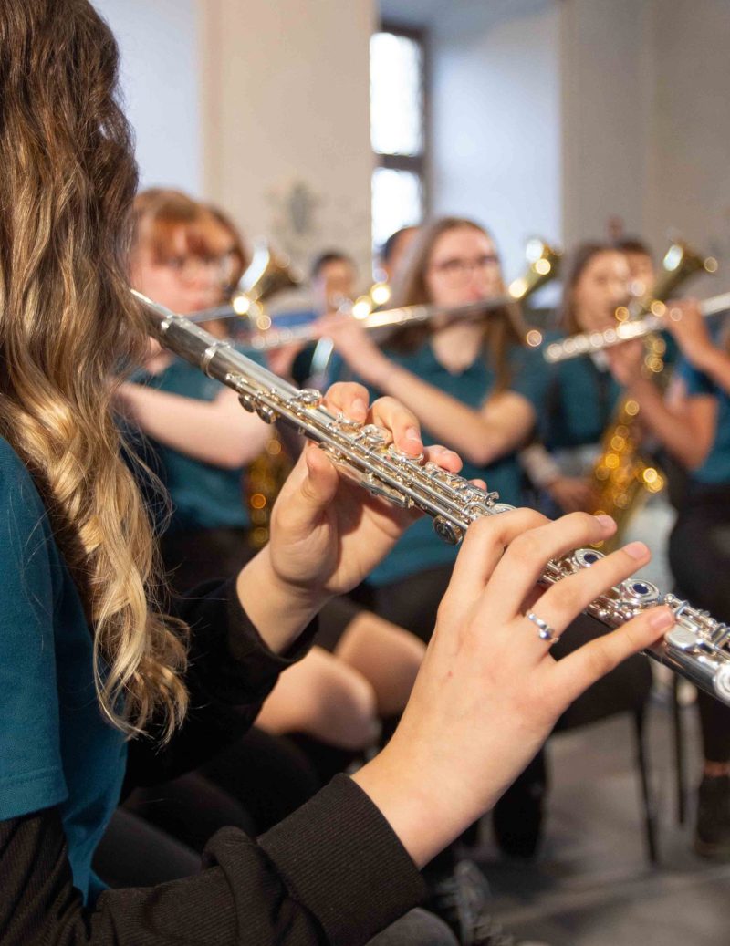 Schülerin spielt Querflöte in der Bläserklasse der Maria-Ward-Realschule Neuburg